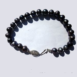 Black peacock pearl bracelet silver fishhook clasp